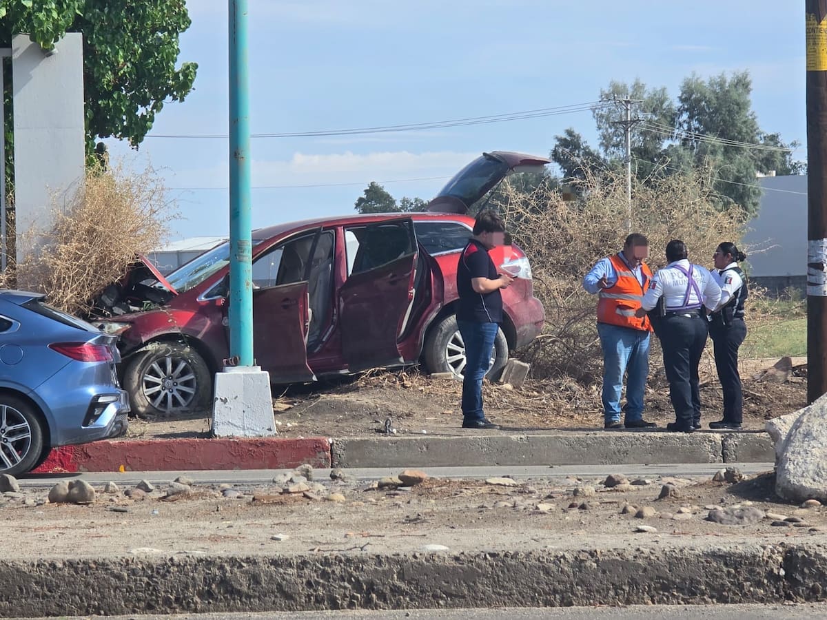 El reporte policial señala que a las 14:00 horas se informó sobre un choque entre un carro y un objeto fijo en la calle Novena y la calzada Cetys. Foto: Javier Gallegos