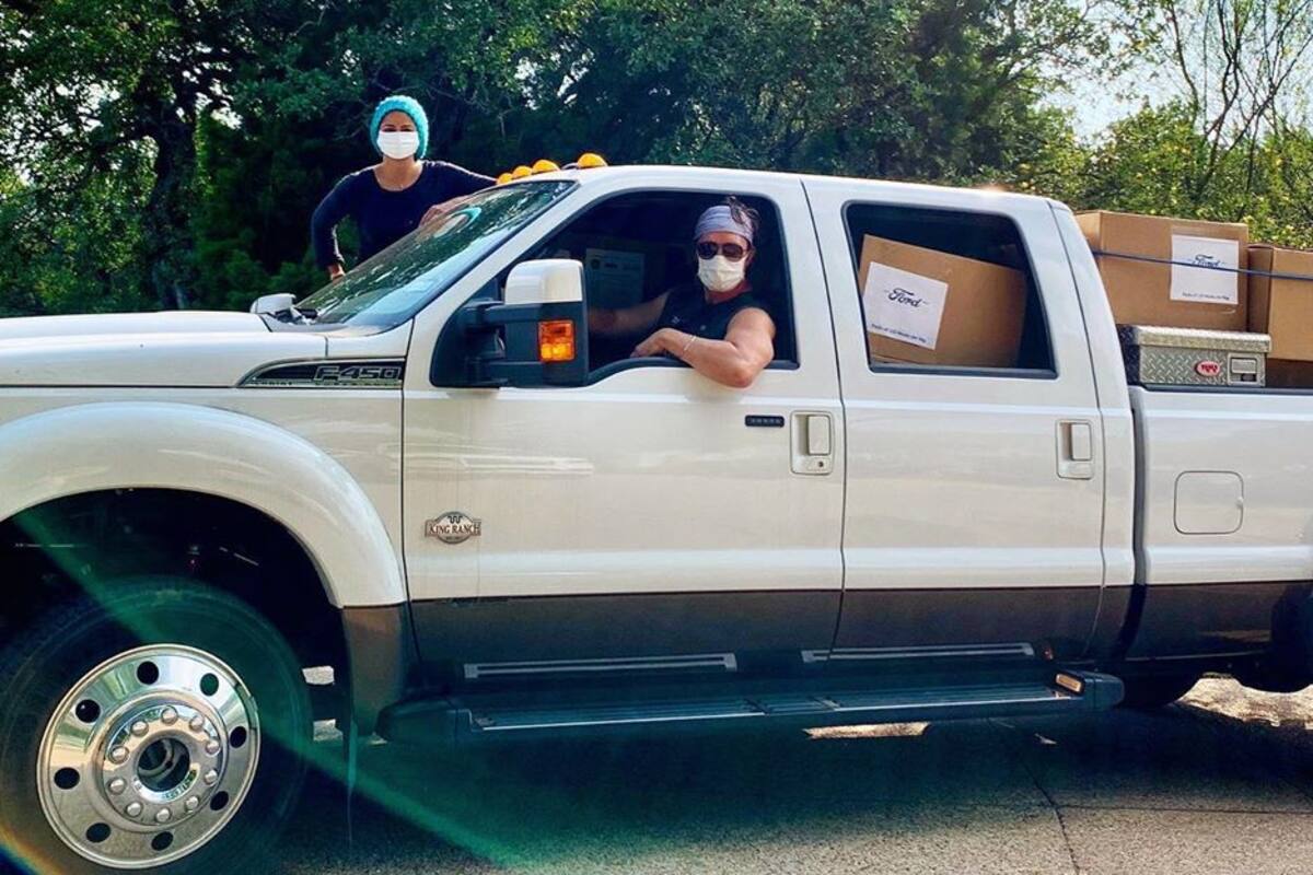 Matthew McConaughey y su esposa entregan donación en hospitales rurales en Texas