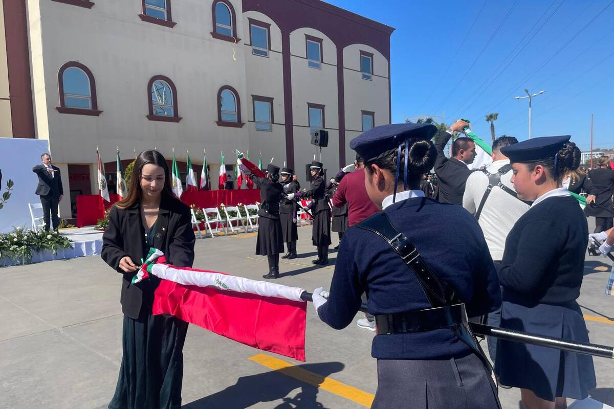 Conmemora ayuntamiento Día de la Bandera