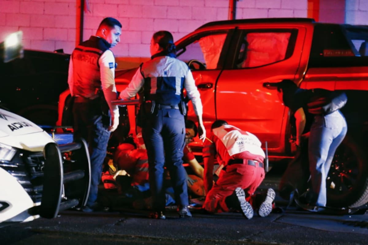 Motociclista es hospitalizado tras choque contra camioneta en la calle Calafia