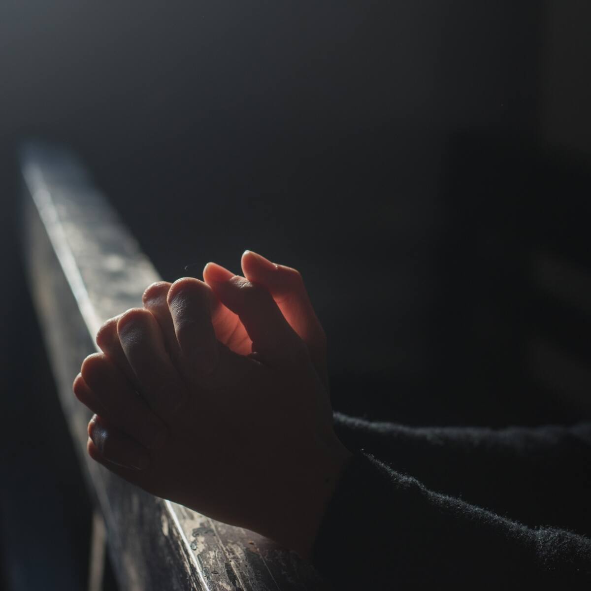 Los investigadores encontraron que aquellos con un apego seguro a Dios, basado en la confianza de que recibirán apoyo en momentos difíciles, tienden a presentar menores niveles de estrés y ansiedad.