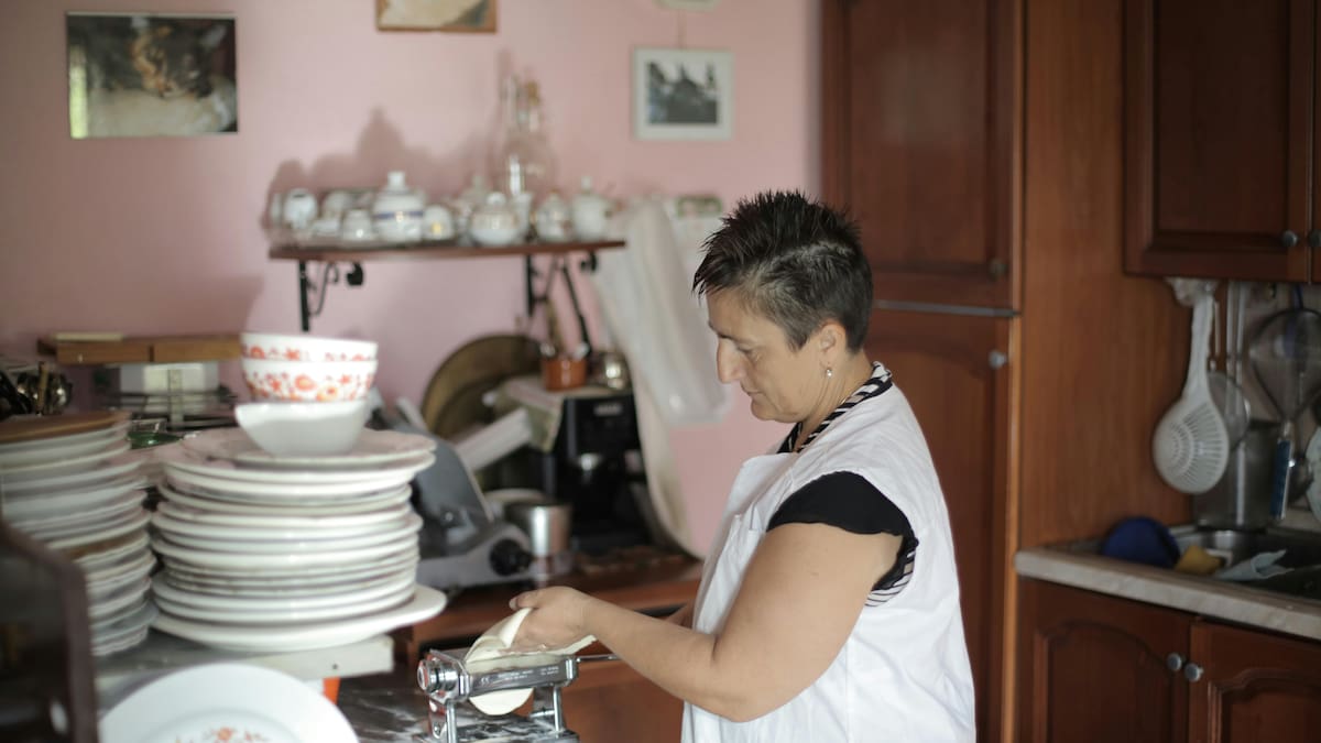 Más del 60% de las mujeres en México no tiene tiempo libre porque además de trabajar asume la mayor parte del cuidado de hijos, personas mayores y las tareas del hogar, lo que les deja poco tiempo para descansar, estudiar o atender su salud