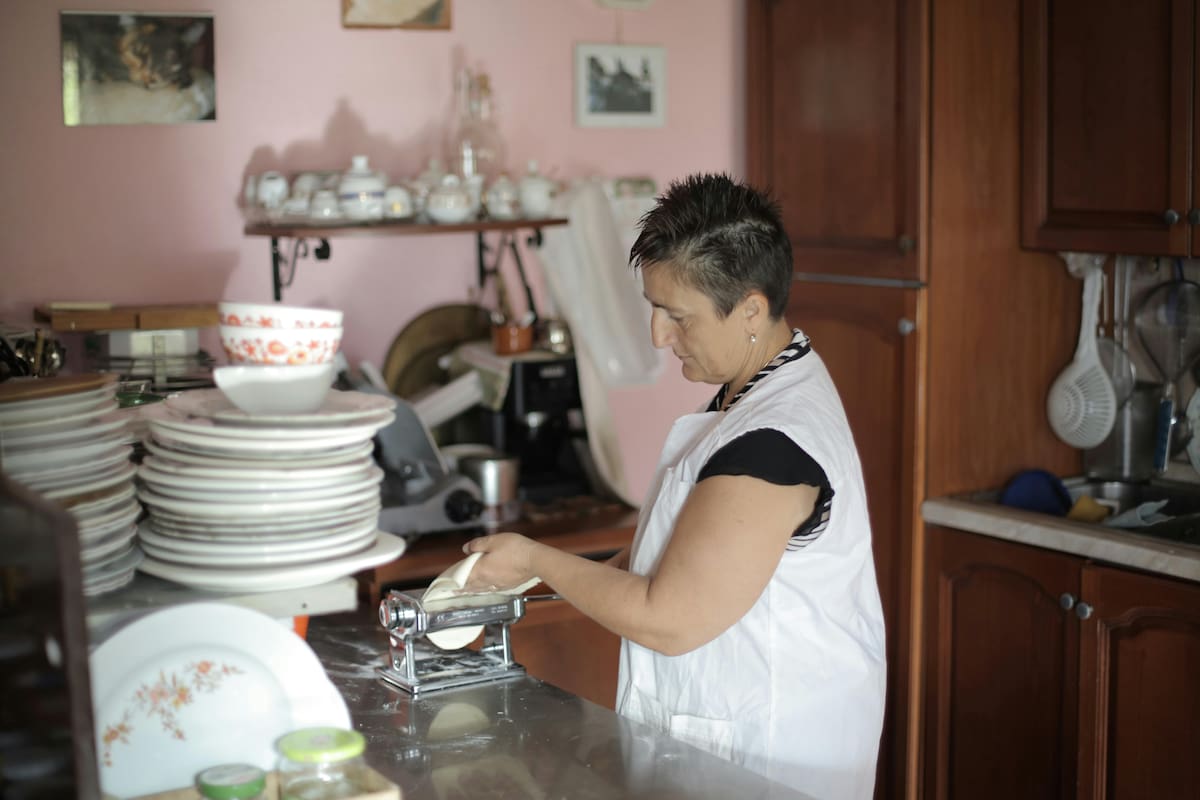 Más del 60% de las mujeres en México no tiene tiempo libre porque además de trabajar asume la mayor parte del cuidado de hijos, personas mayores y las tareas del hogar, lo que les deja poco tiempo para descansar, estudiar o atender su salud