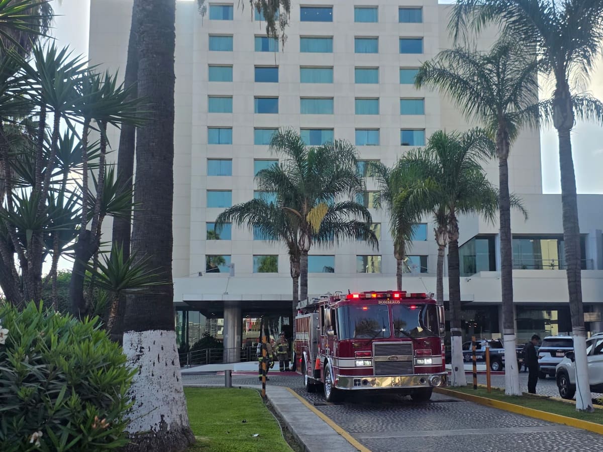 Bomberos atendió a dos mujeres encontradas inconscientes en la cocina del Hotel Marriott de Tijuana. Foto: Border Zoom