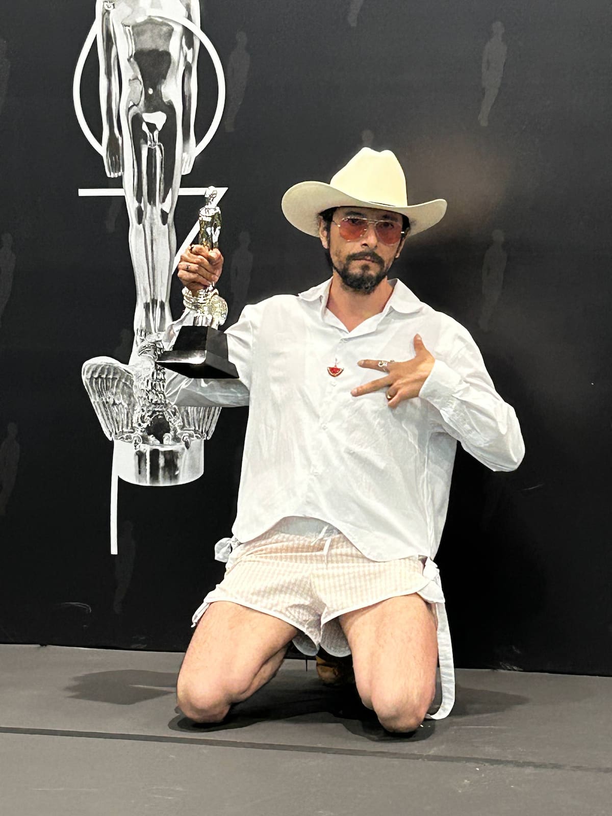 Raúl Briones gana Mejor Actor en los Premios Ariel 2025 / Cuenta de X: @Univ_espect