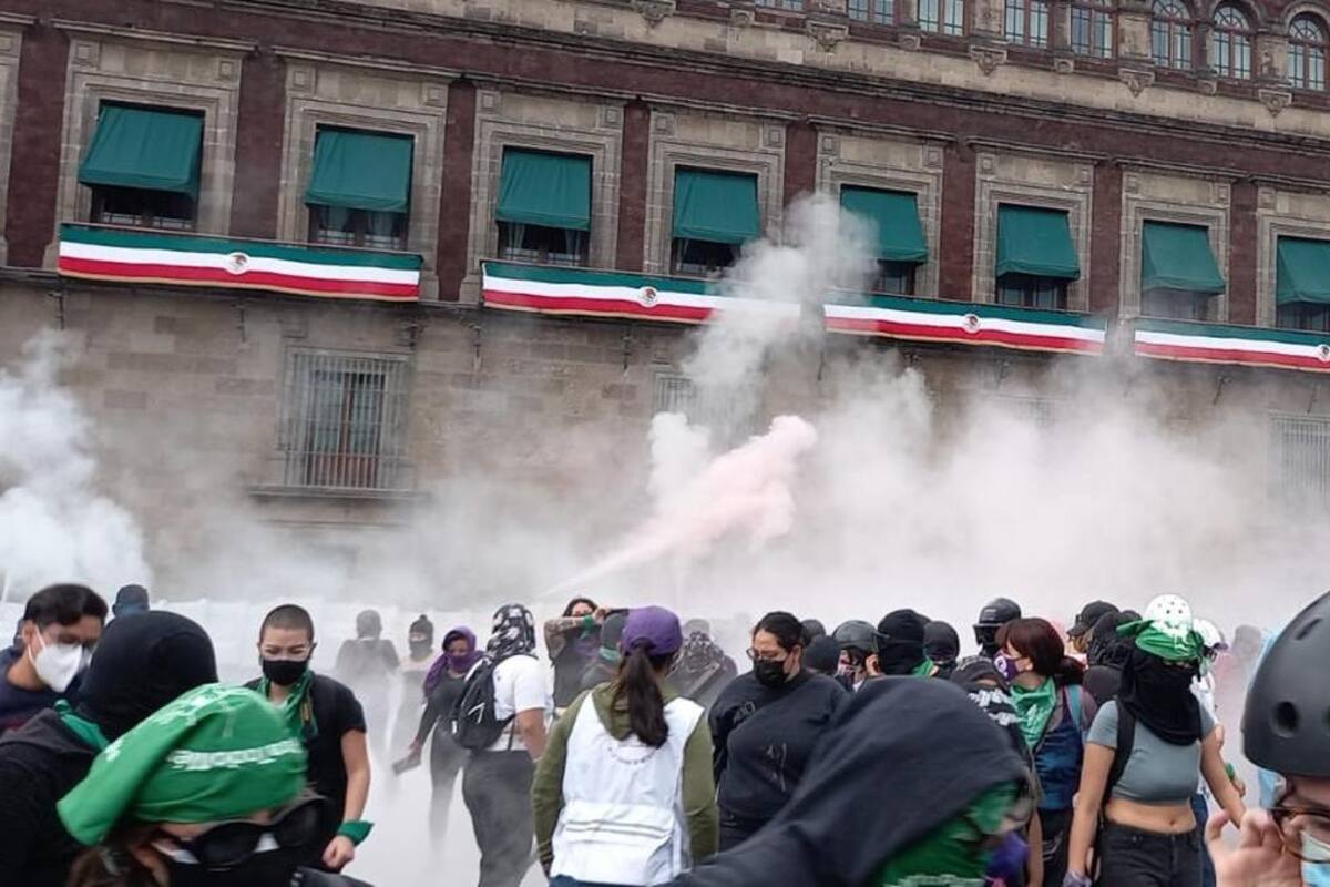 Feministas tiran vallas de Palacio Nacional en marcha pro aborto; policías accionan extintores
