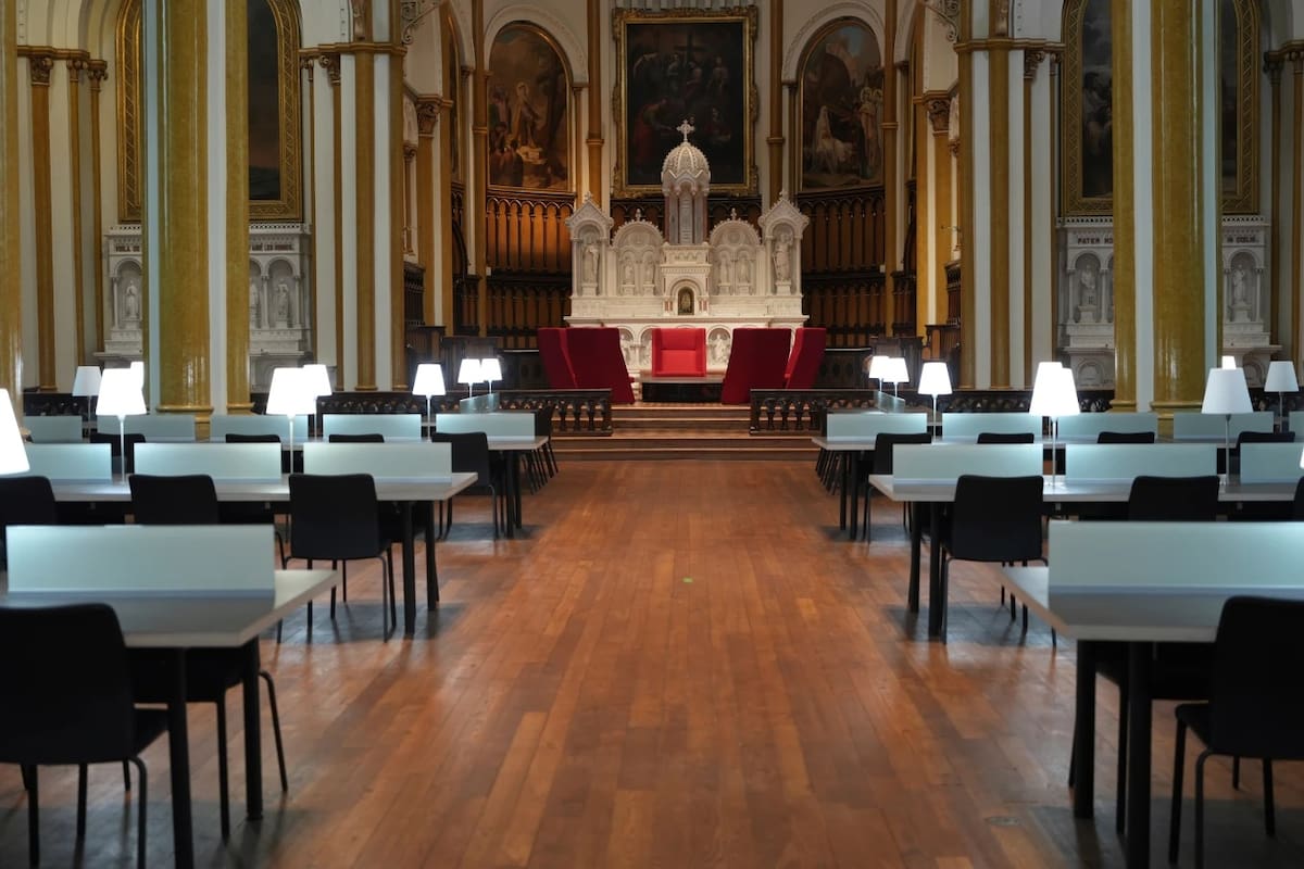 Lámparas iluminan la sala de lectura de las Monjas Grises en la Universidad Concordia, que antiguamente era la capilla de las Monjas Grises de la Invención de la Santa Cruz en su convento de Montreal. Crédito: AP/Luis Andrés Henao
