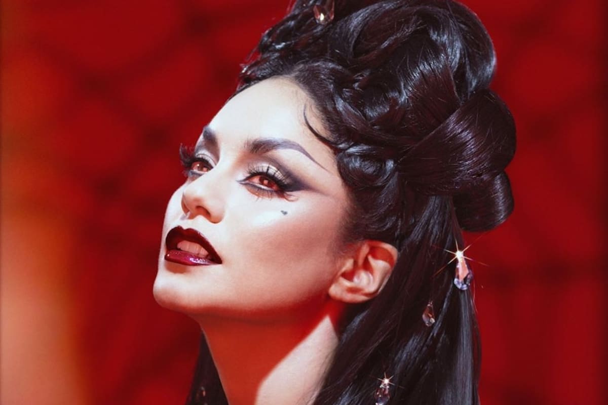 VIDEO: Vanessa Hudgens se adelanta a Halloween y se disfraza de "La Viuda Negra" para una sesión de fotos