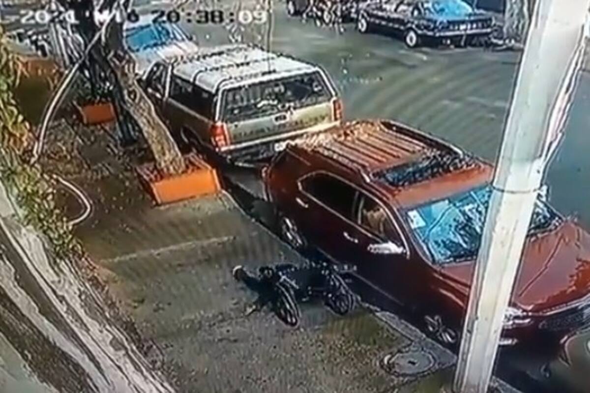 ¡Todo quedó en video! Hombre discapacitado roba autopartes y es detenido por las autoridades