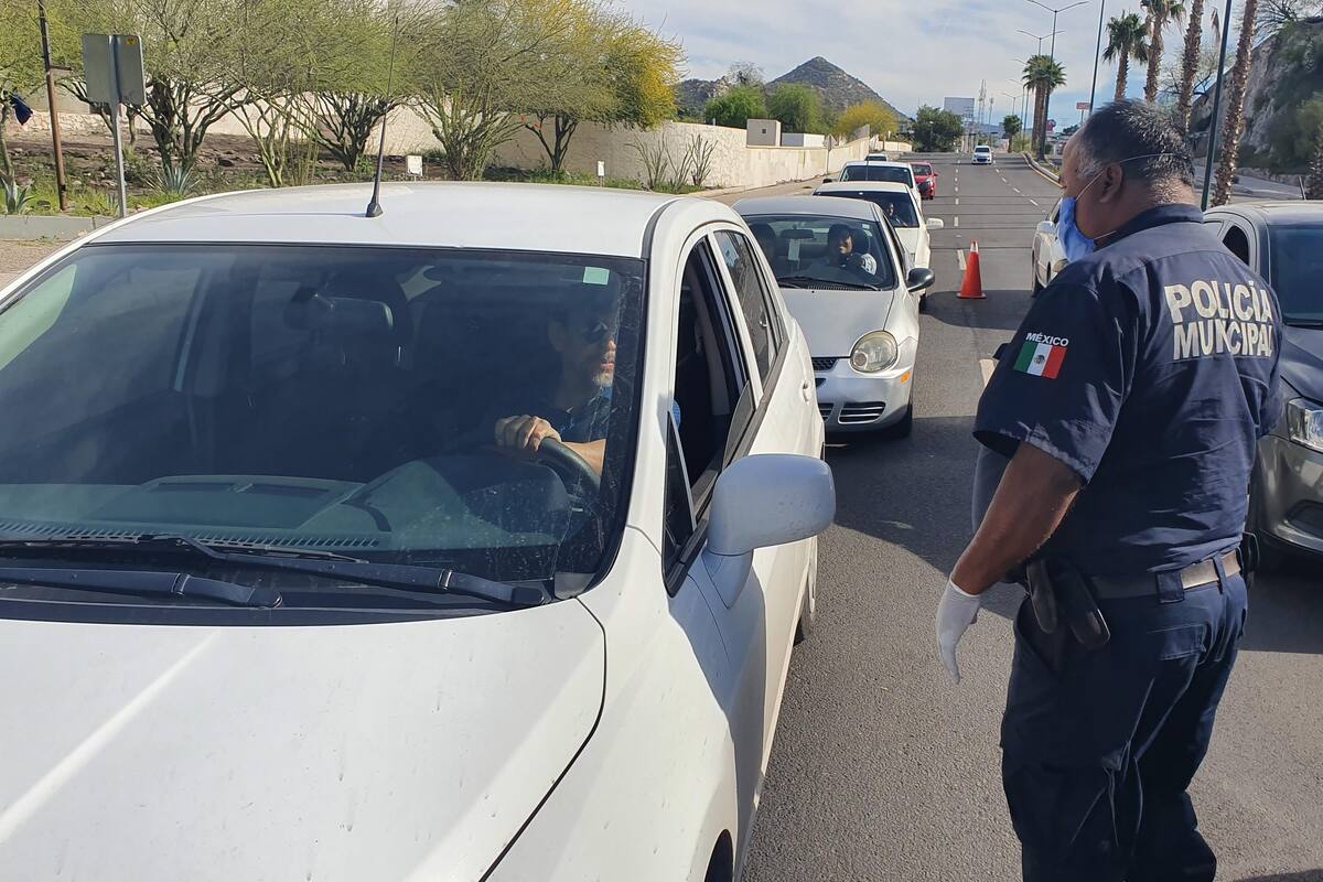 Policías se exponen al contagio por servir a los ciudadanos