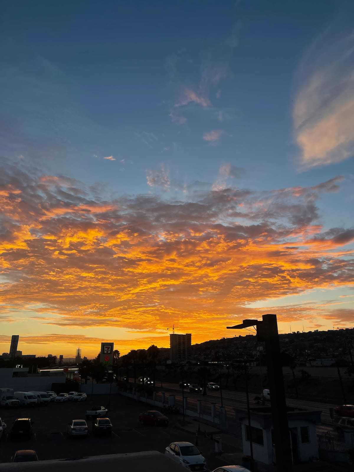 El cielo de Tijuana se pintó de tonos cálidos durante la tarde de este lunes, acompañado de temperaturas agradables que invitaron a disfrutar la ciudad al aire libre.
Fotos: Jazmín García.