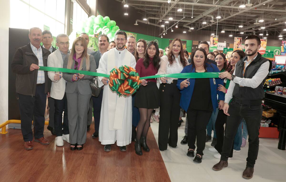 Momento del corte de listón de la tienda Abarrey 126 en el Estado.
