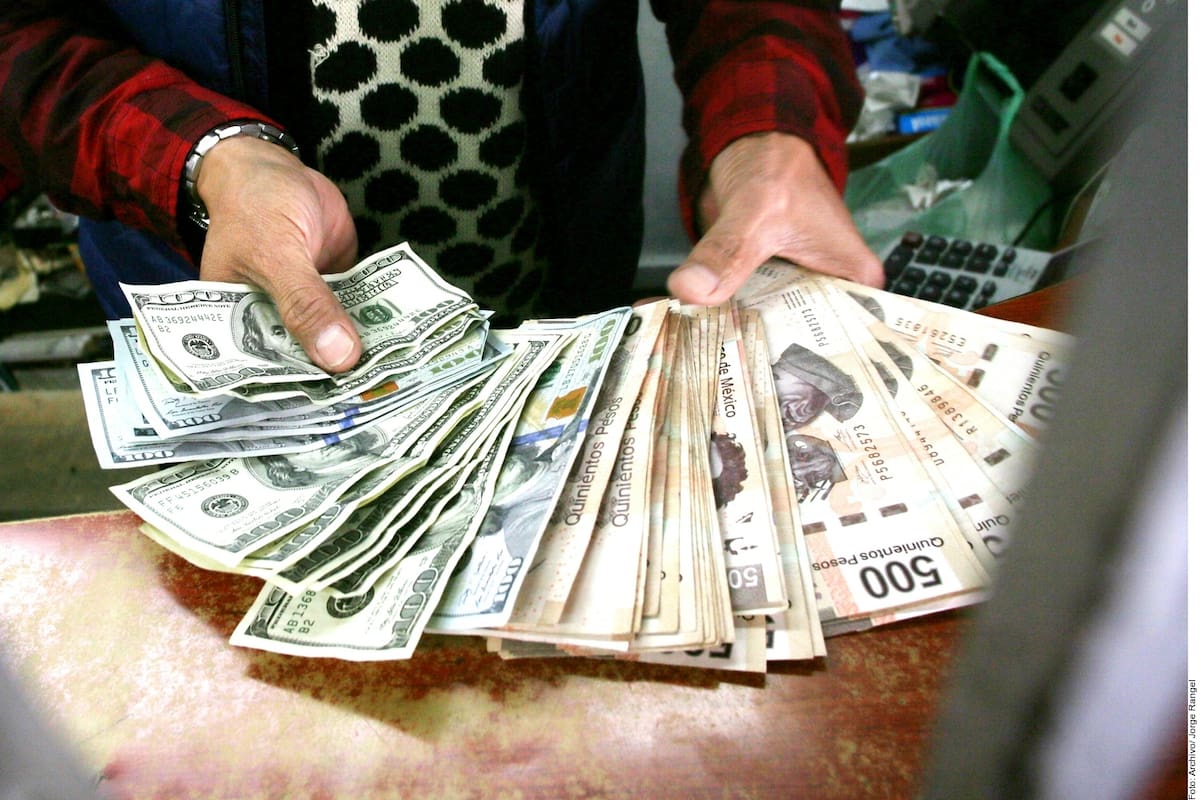 Peso mexicano opera con menos presión