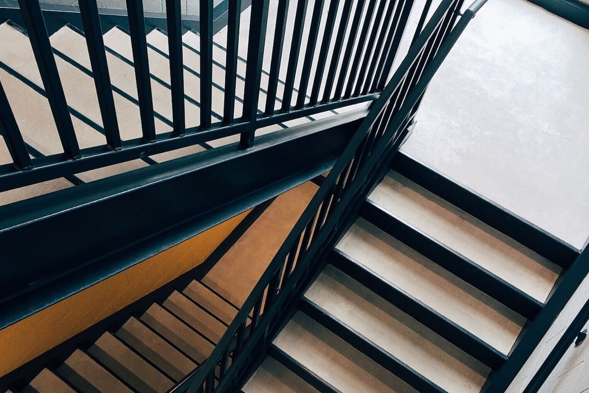 Subir escaleras: el ejercicio sencillo que fortalece cuerpo y mente