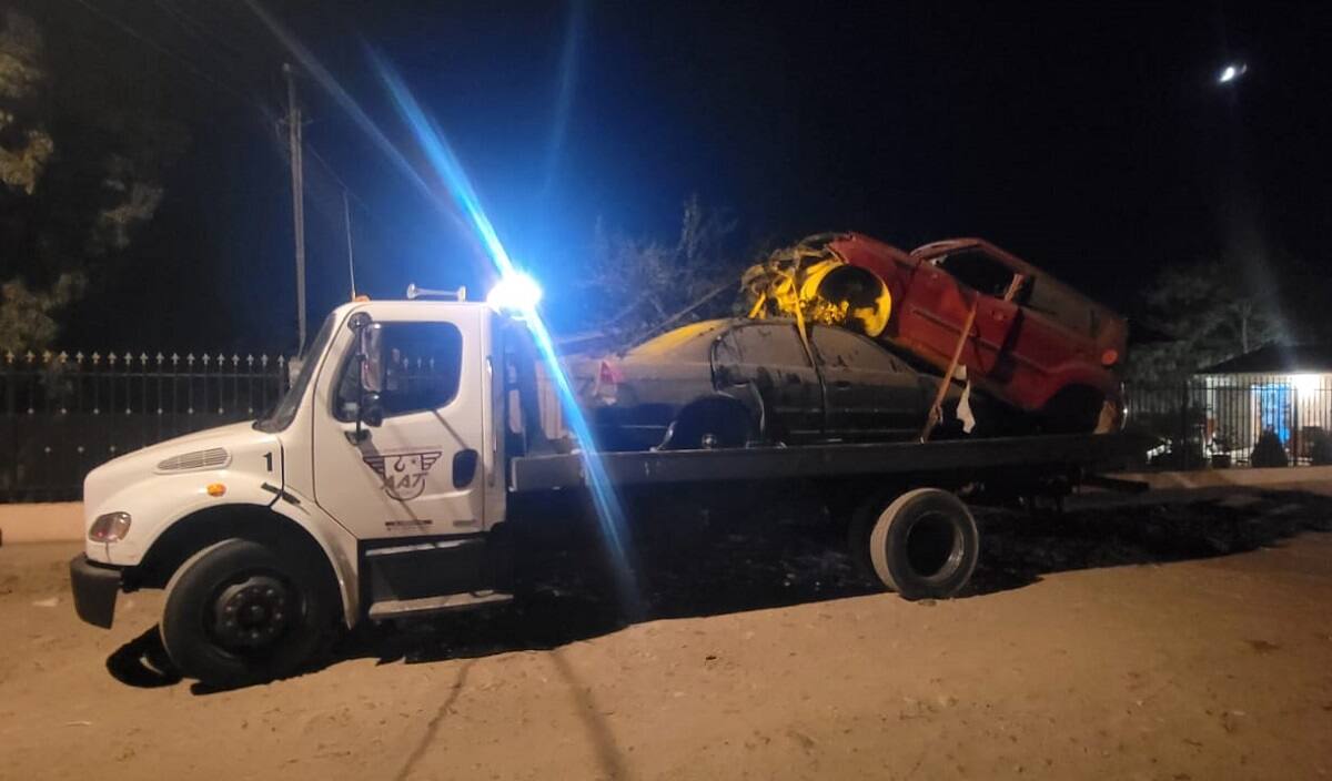 Honda Civic, modelo 2002 negro, con placas de California y Kia Soul, modelo 2011 rojo, con placas de California.