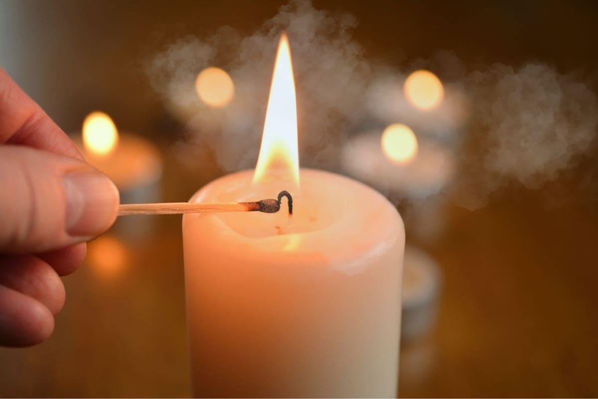 ¿Por qué una vela hace mucho humo? Estas son las interpretaciones que la espiritualidad relaciona con la energía, las intenciones y los rituales personales