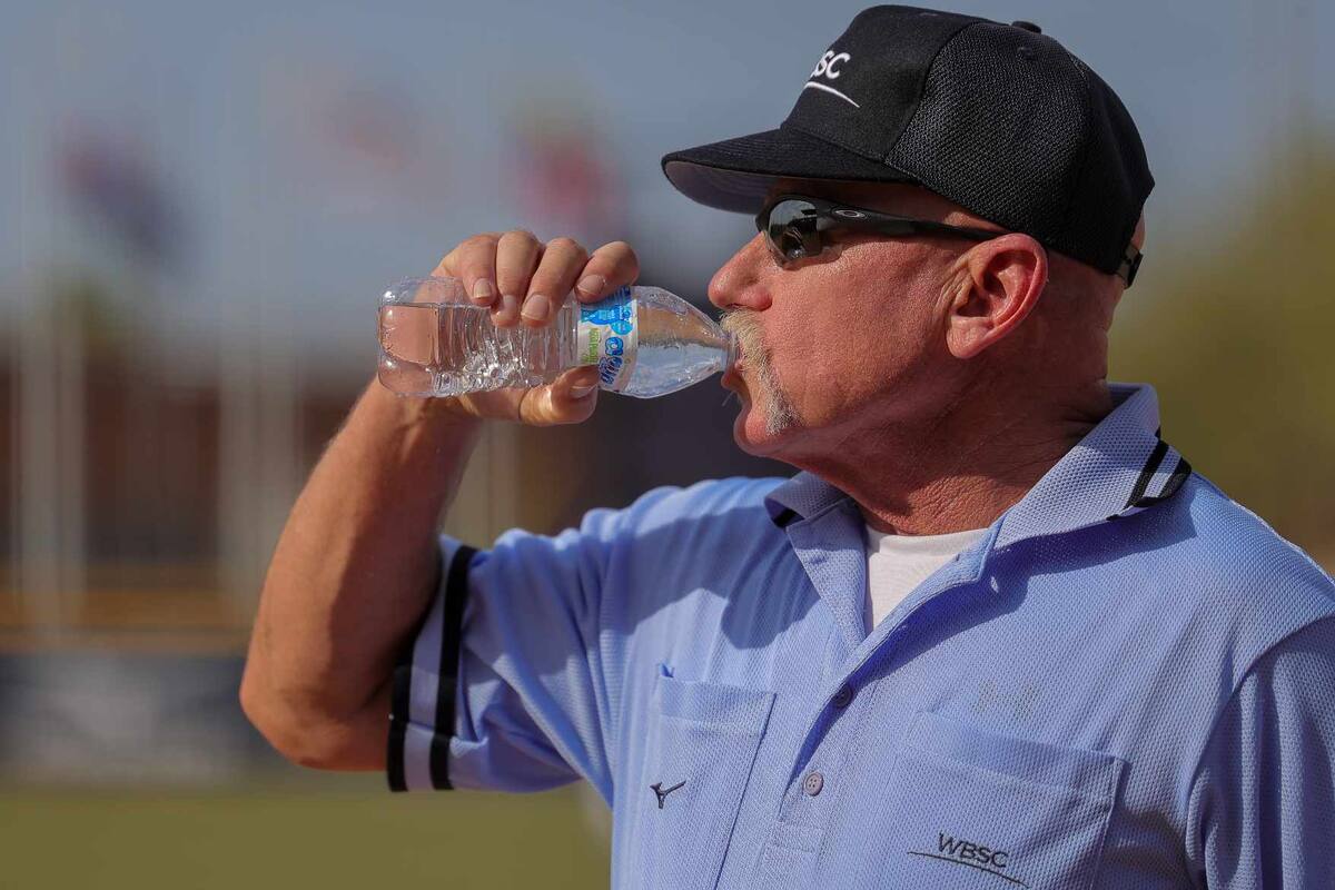 Con una temperatura ambiental de 47 grados centígrados, se lleva a cabo el encuentro entre las escuadras de Venezuela y Australia, durante la copa mundial de softbol, lo que obliga a los jugadores y ampayers a hidratarse constantemente. Foto: Eleazar Escobar