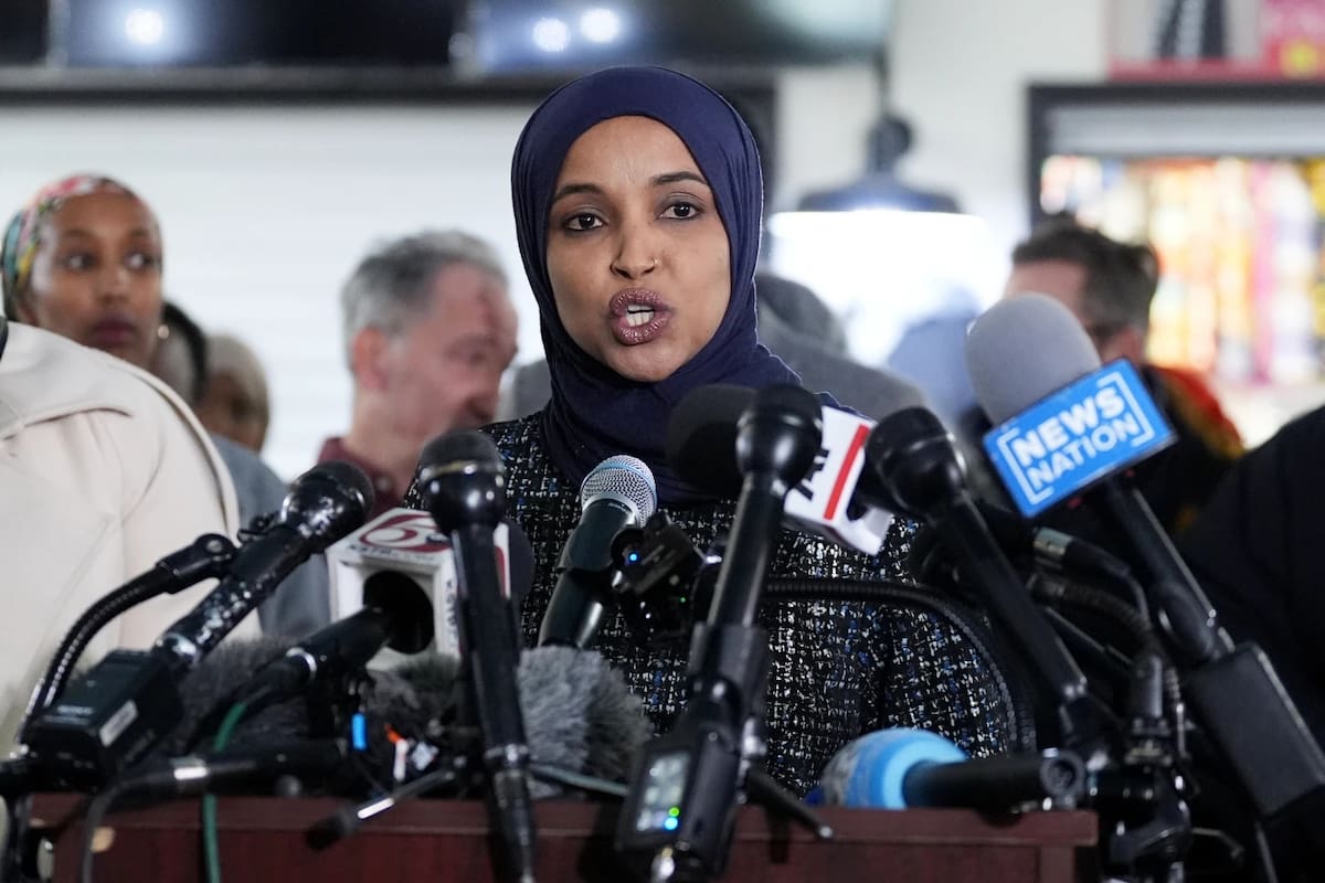 Representante Ilhan Omar (demócrata por Minnesota) habla durante una conferencia de prensa el 28 de enero de 2026 en Minneapolis. (Foto AP/Adam Gray, archivo)
