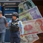 Mexicano es arrestado en Honduras por retirar dinero sin tarjeta, usando solo su celular mientras lo acusan de “hackeo”