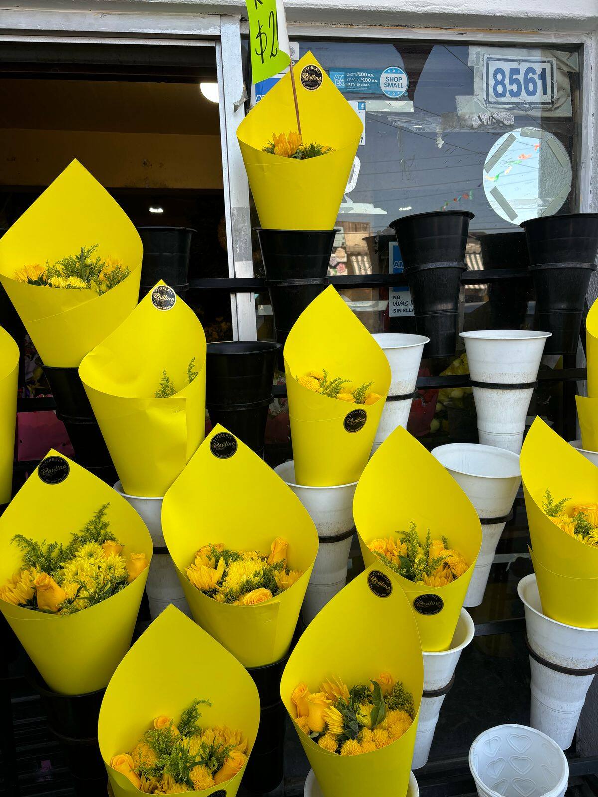 Los jóvenes son quienes siguen más la tendencia de comprar flores amarillas. Foto: Lorena Salinas