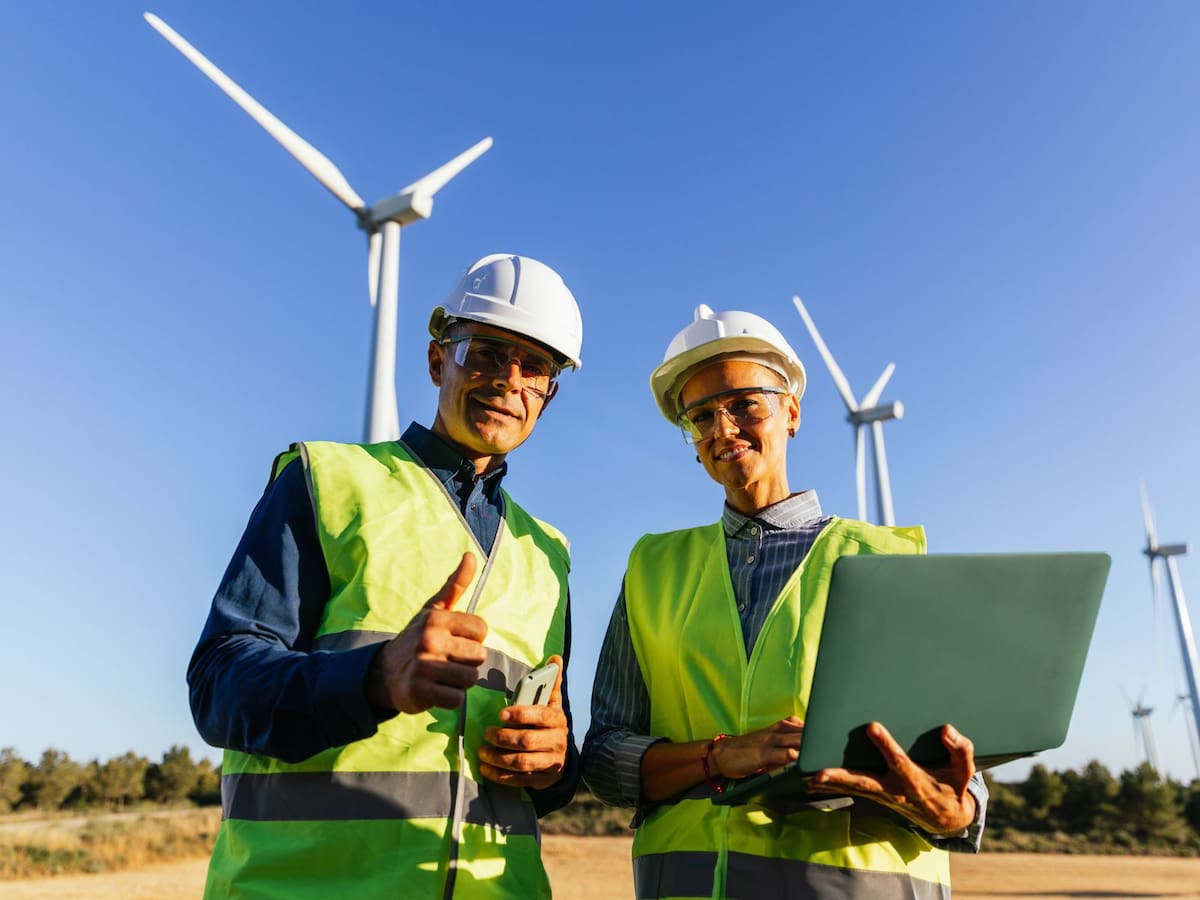 Gates destaca el sector energético como un campo donde la inteligencia artificial no puede reemplazar la creatividad humana. | Crédito: Canva