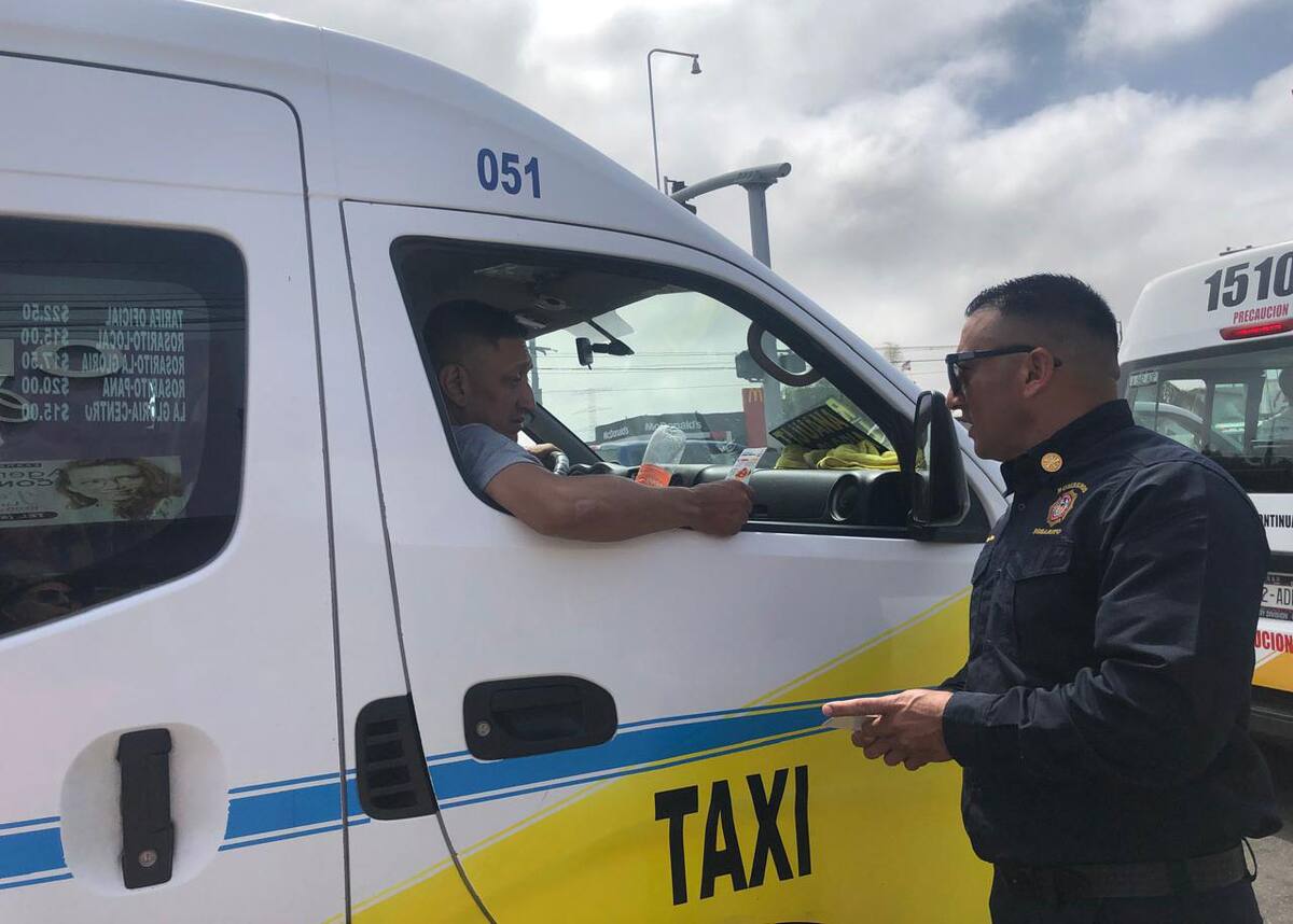 Elementos de bomberos realizaron volanteo en la ciudad.