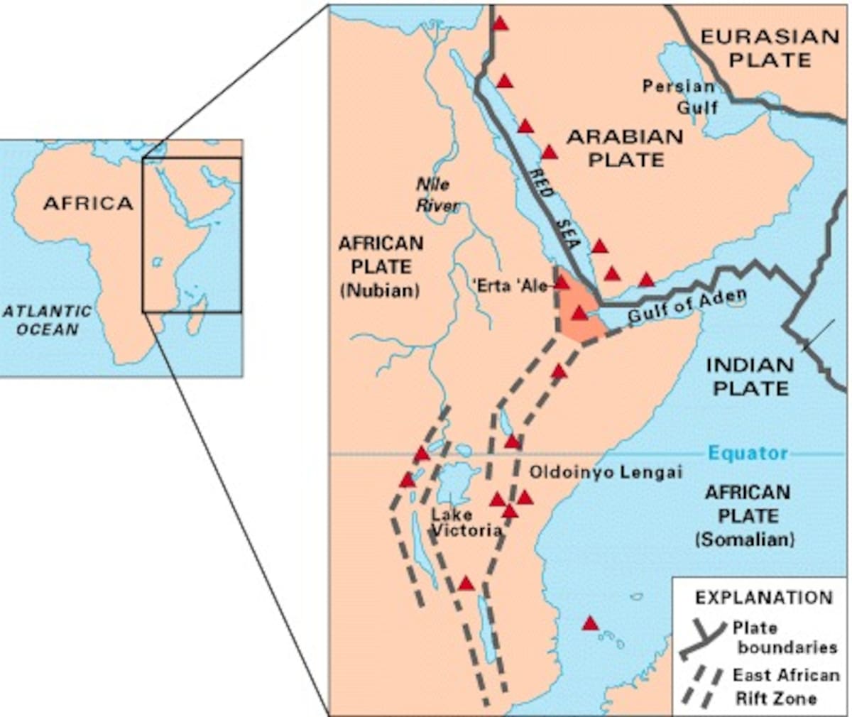 Mapa de África Oriental que muestra algunos de los volcanes históricamente activos (triángulos rojos) y el Triángulo de Afar (sombreado, en el centro), una llamada unión triple (o punto triple ), donde tres placas se alejan una de la otra: la placa árabe y las dos partes de la placa africana (la nubia y la somalí) que se dividen a lo largo de la zona del Rift de África Oriental. Foto: USGS