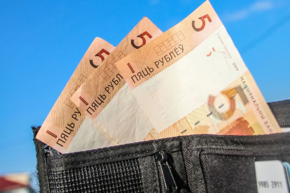 Cómo el rublo se volvió la divisa con mejor desempeño del mundo pese a las sanciones (pero aún así las previsiones son "funestas")