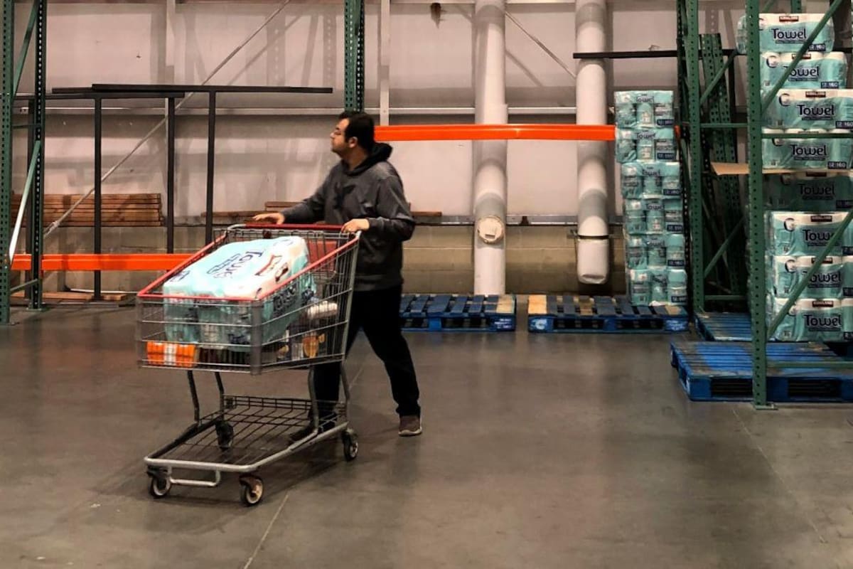 Ante compras de pánico por Covid-19, limitan tiendas número de artículos por persona