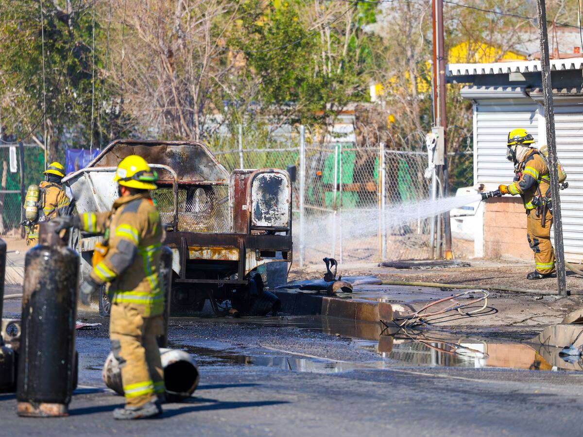 Un camión de traslado de cilindros de gas explotó tras un incendio en la calzada Héctor Terán Terán, cerca de la comandancia de la Policía Municipal. (Foto: Juan J. Morales)