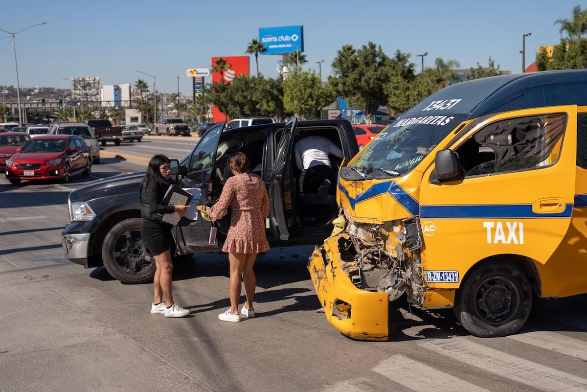 Paramédicos de la Cruz Roja Mexicana llegaron al lugar para atender a los lesionados y trasladarlos a un hospital cercano. Foto: Border Zoom