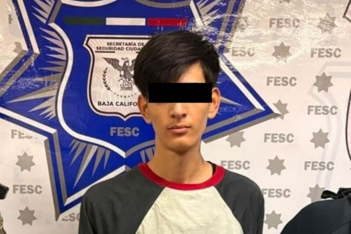Arroja mochila con más de 300 envoltorios de droga al ver a policías