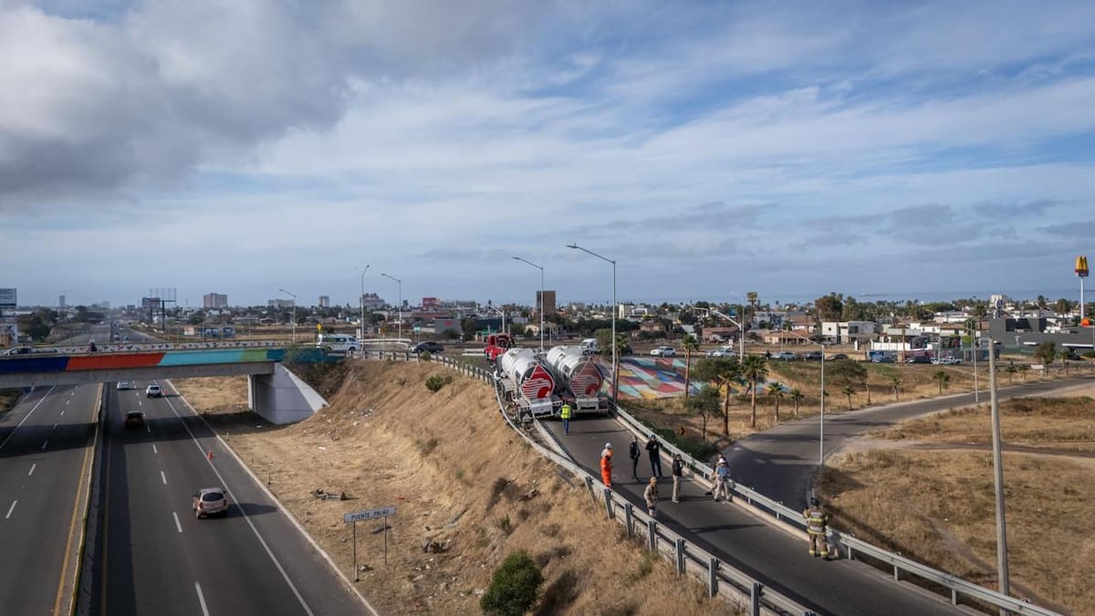 El acceso al puente Machado fue cerrado de forma preventiva mientras se realizaban maniobras para evitar riesgos mayores. Foto: Border Zoom