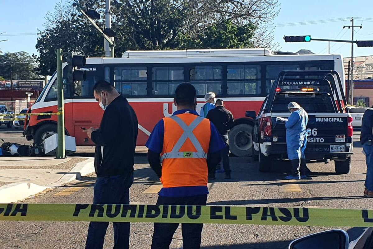 Muere motociclista al impactarse con camión urbano en Hermosillo
