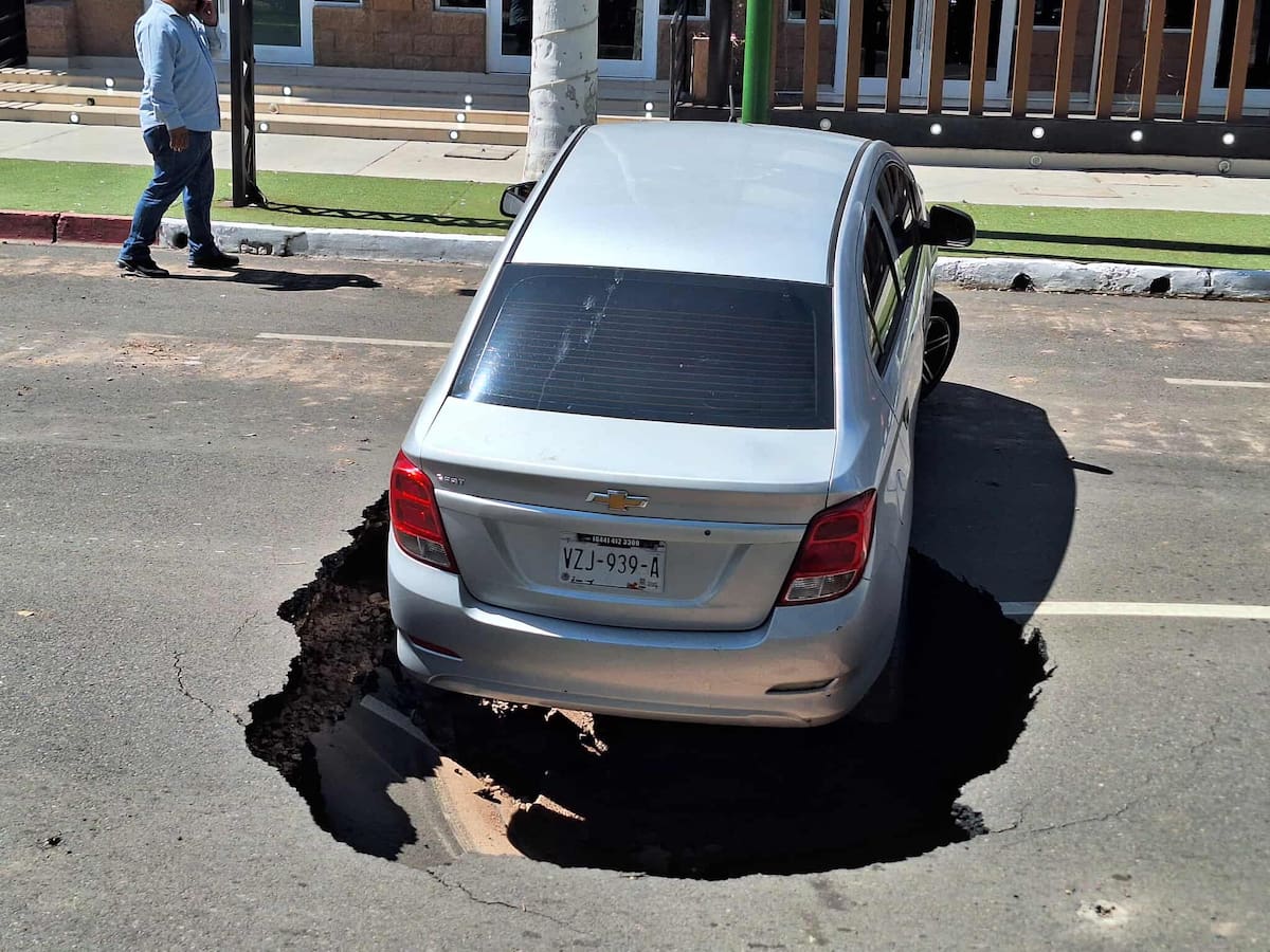 Un vehículo sedán cayó en un socavón de tres metros de diámetro en la calle Náinari.