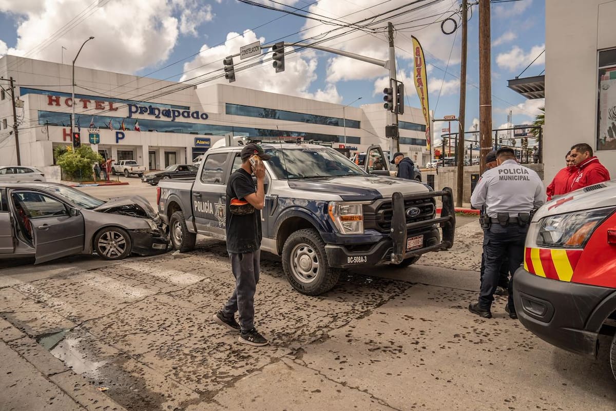 Un automóvil impactó por alcance a una unidad policial; no hubo lesionados. Foto: BorderZoom
