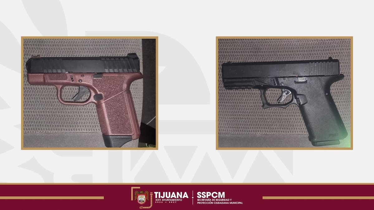 Tres personas fueron detenidas por su presunta relación con un homicidio en la Zona Centro de Tijuana; también fueron aseguradas dos armas cortas y un vehículo. Foto: Cortesía.