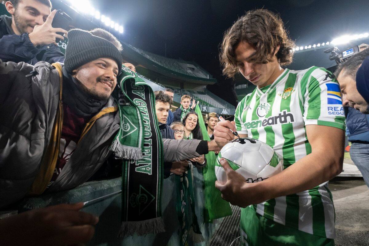 ¿Cuál le tocaron? Betis sorprende con serenata a Lainez