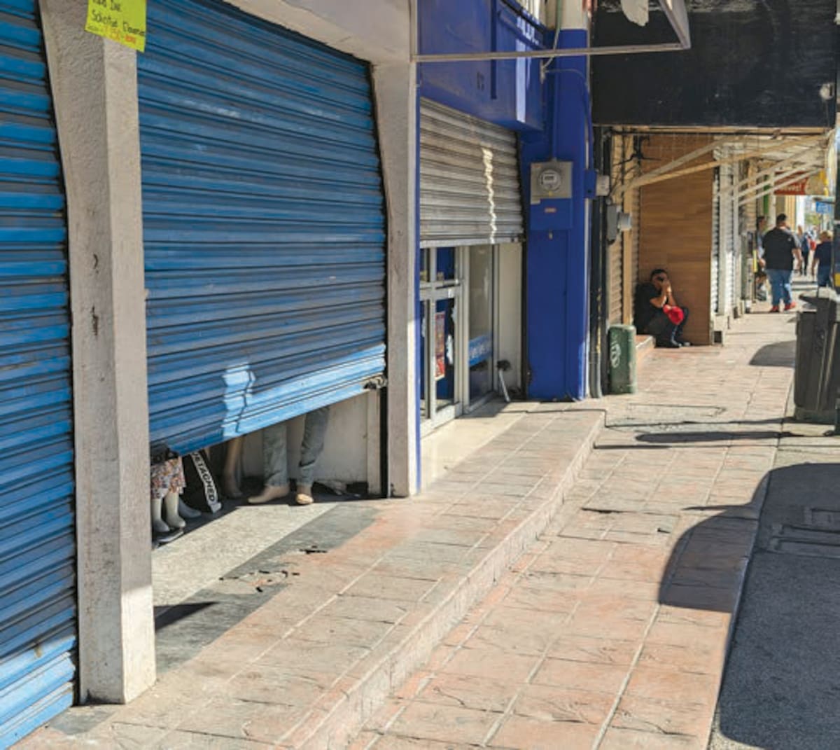 Las revisiones se realizan para verificar que la explosión no causó daños en los locales ni en el sistema eléctrico por las variaciones de voltajes. FOTO: JULIÁN ORTEGA