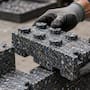El plástico que durante años terminó en bolsas de basura ahora se transforma en casas que encastran como piezas de Lego y permiten levantar su estructura en apenas cinco días con materiales reciclados