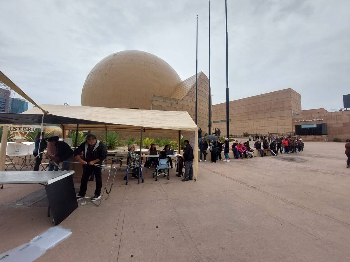 Los funcionarios de casilla siguen instalando el espacio. Foto: Sergio Ortiz
