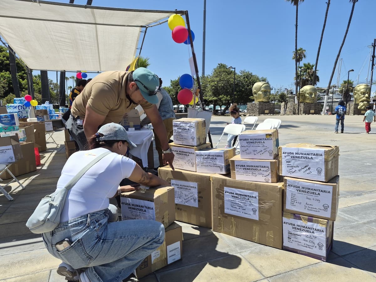 La comunidad venezolana en Ensenada instaló un centro de acopio para reunir alimentos, artículos de higiene e insumos médicos que serán enviados a Venezuela con apoyo de empresas y voluntarios. Foto: Cortesía