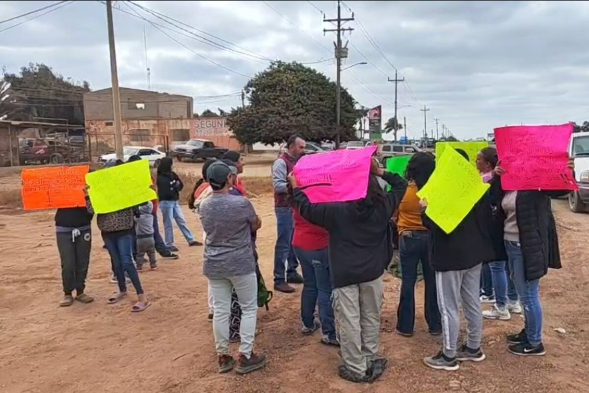 Mantienen tomada la carretera en San Quintín