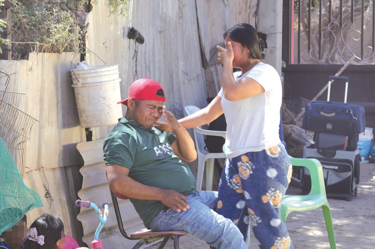 Los fines de semana Laura visita a su familia en el Poblado Miguel Alemán; en la foto aparece con su padre Severiano Francisco Hernández.
