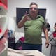 Padre ve a su hija con una máscara LED roja, se asusta y la regaña por usarla