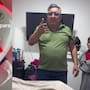 Padre ve a su hija con una máscara LED roja, se asusta y la regaña por usarla