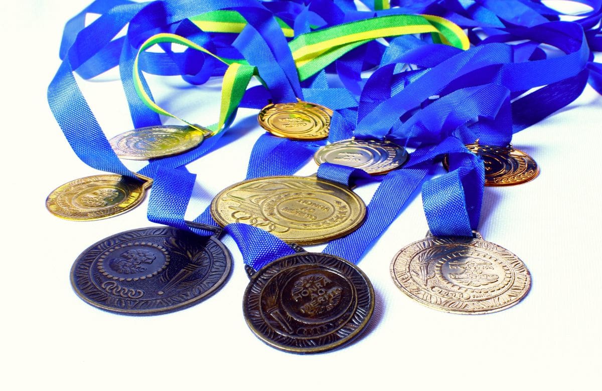 Antes de tirar tus medallas antiguas, considera estas 2 ideas para convertirlas en organizadores o decoraciones útiles para el hogar | Foto: Especial (canva)