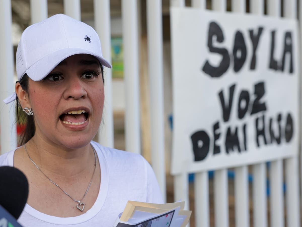 Padres de familia denunciaron presuntos maltratos hacia alumnos con discapacidad en el CAM “Ana Sullivan” y, ante la falta de respuesta de las autoridades educativas, tomaron el plantel para exigir la destitución de una docente y garantizar la seguridad de los menores. Foto: Javier Gallegos