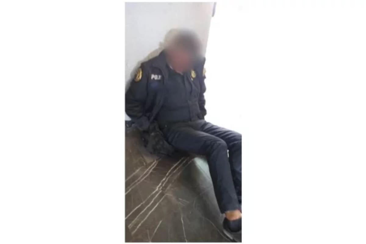 Defiende policía a mujer; recibe golpiza en metro de CDMX