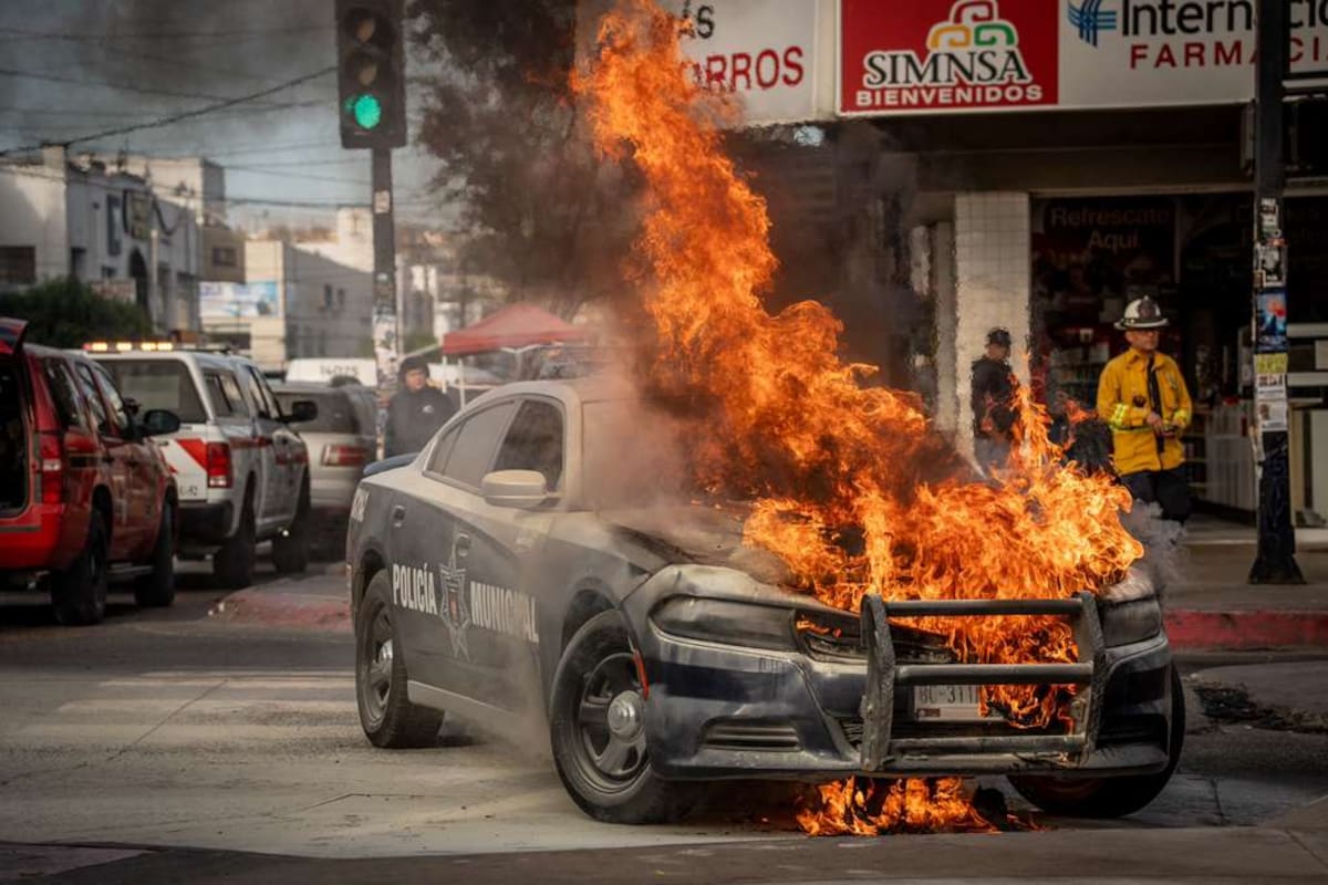 Patrulla se incendia en la Zona Centro por falla mecánica